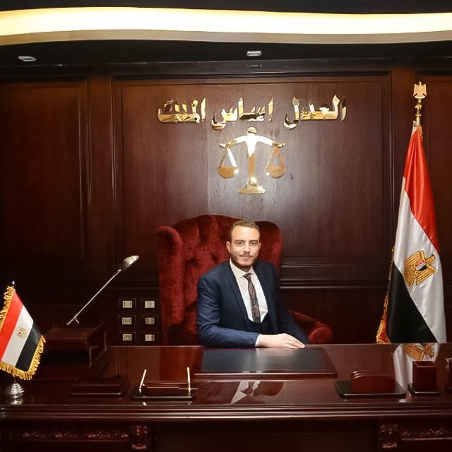 المستشار في مكتبه